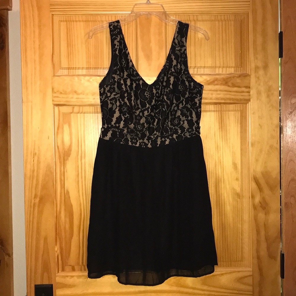 Casual Black Dress with Lace Design